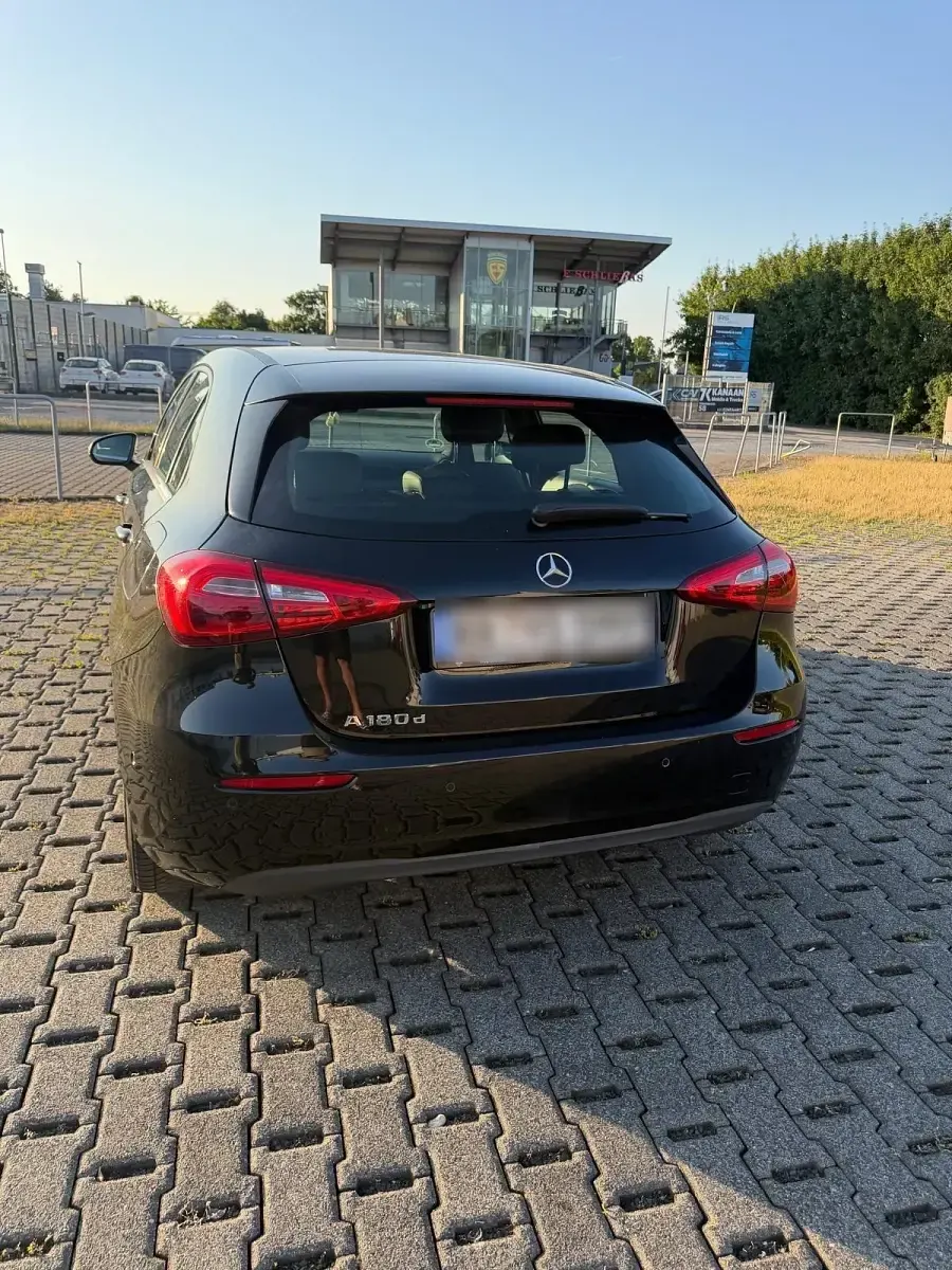 Gebraucht Mercedes A180 116 PS (85 kW) 2018 Schwarz Limousine
