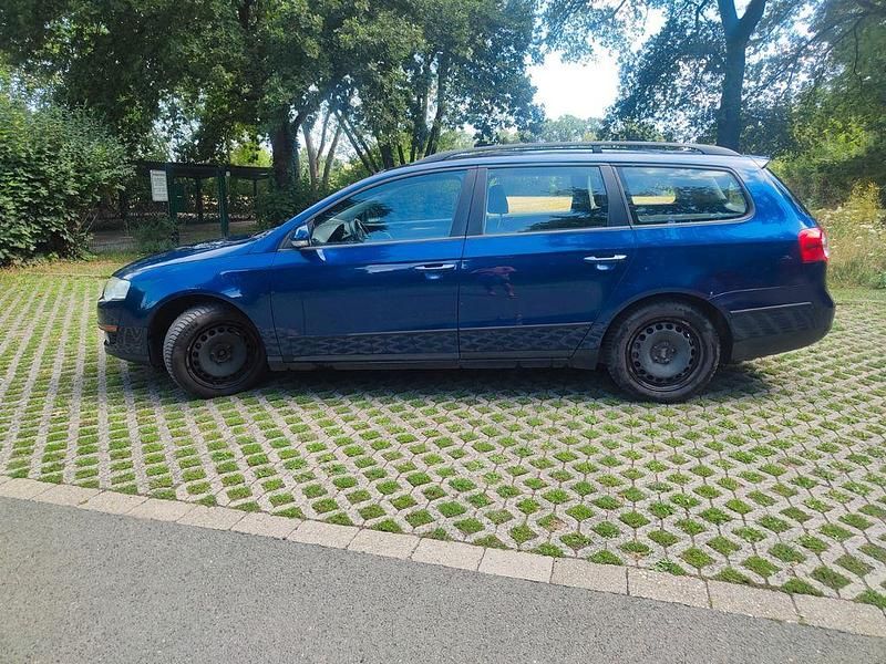 Blau Gebraucht 2006 VW Passat Comfortline Kombi | 899 € (Superpreis) - Bild 1/4