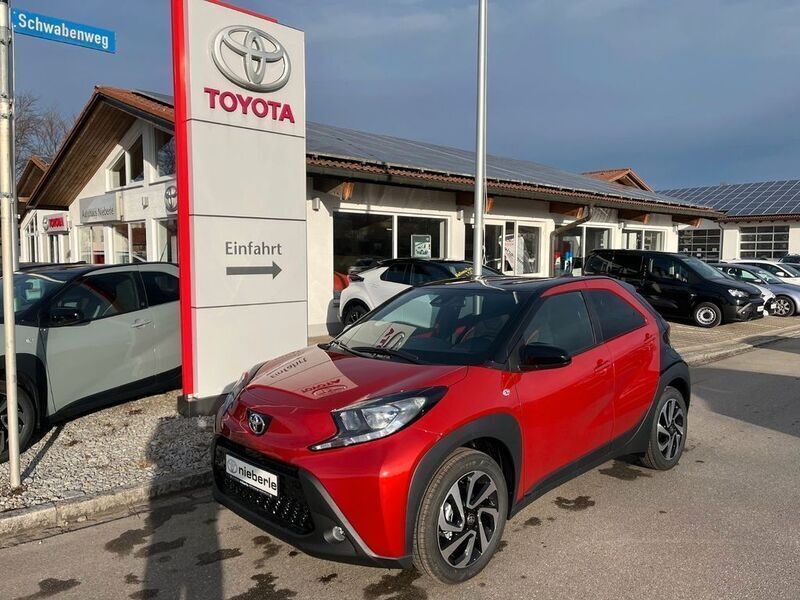 Rot Gebraucht 2024 Toyota Aygo Team Kleinwagen | 17.500 € - Bild 1/4