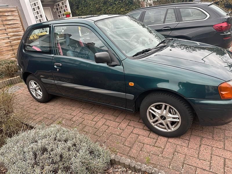 Gebraucht Toyota Starlet 75 PS (55 kW) 1998 Grün Kleinwagen