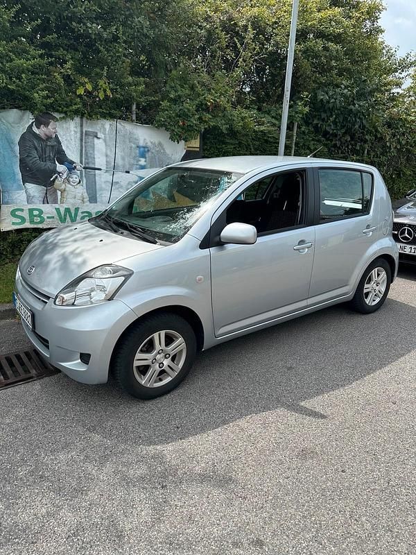 Silber Gebraucht 2009 Daihatsu Sirion Kleinwagen | 2.900 € (Fairer Preis) - Bild 1/4