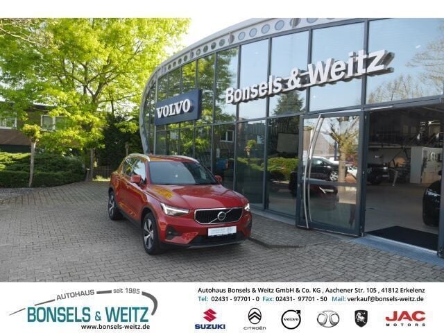 Rot metallic Gebraucht 2023 Volvo XC40 Core SUV | 29.950 € (Guter Preis) - Bild 1/4