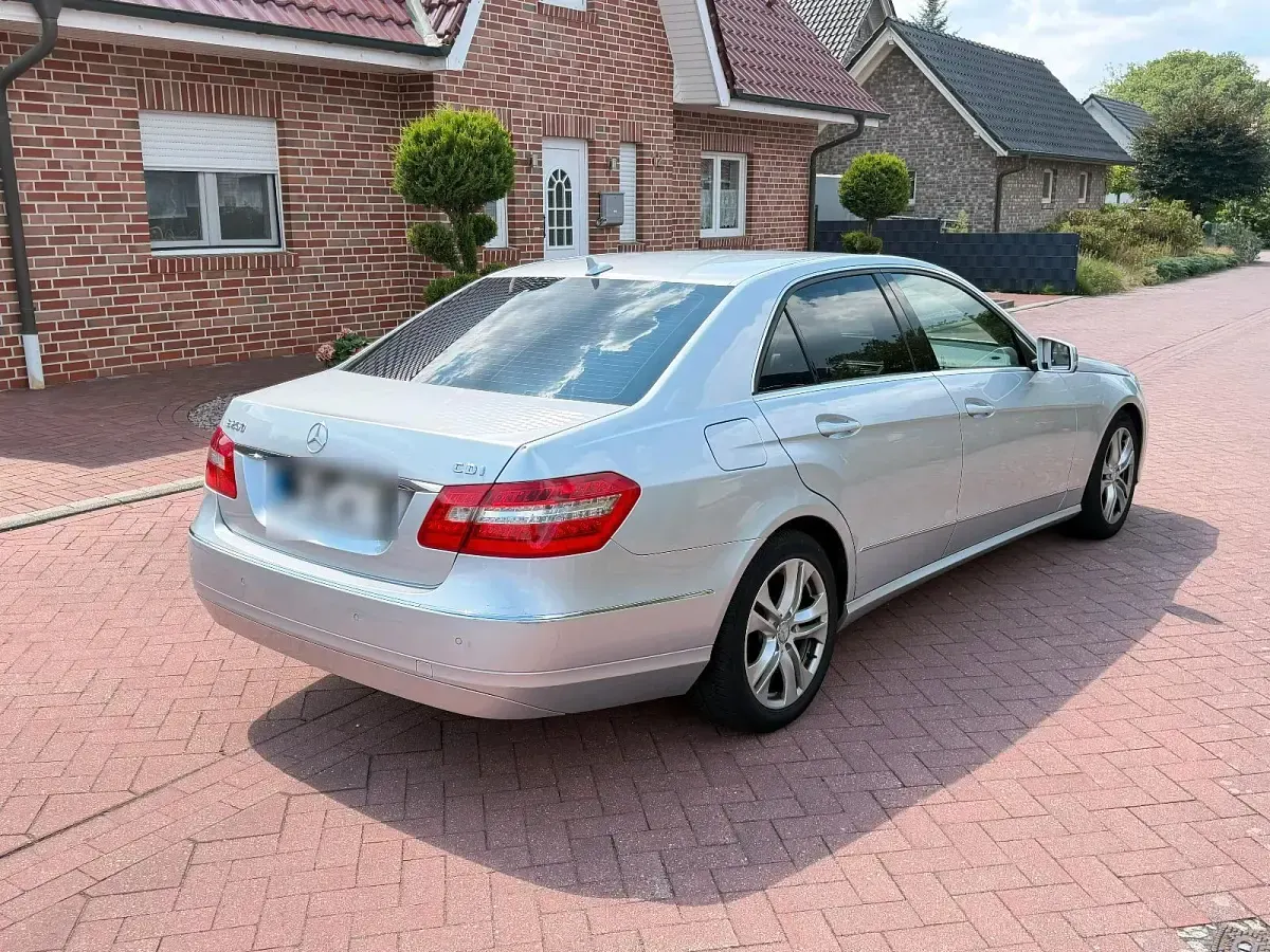 Gebraucht Mercedes E250 Avantgarde 204 PS (150 kW) 2009 Silber Limousine