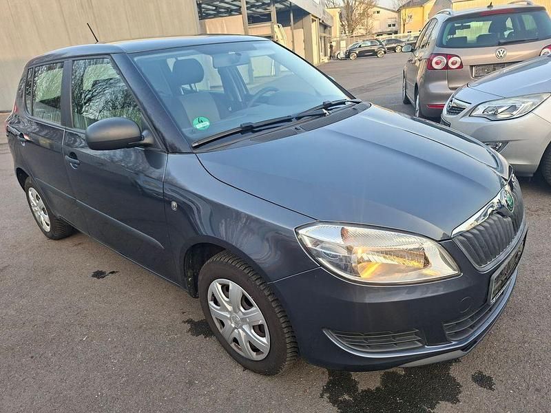 Gebraucht Skoda Fabia Ambiente 60 PS (44 kW) 2012 Grau Limousine