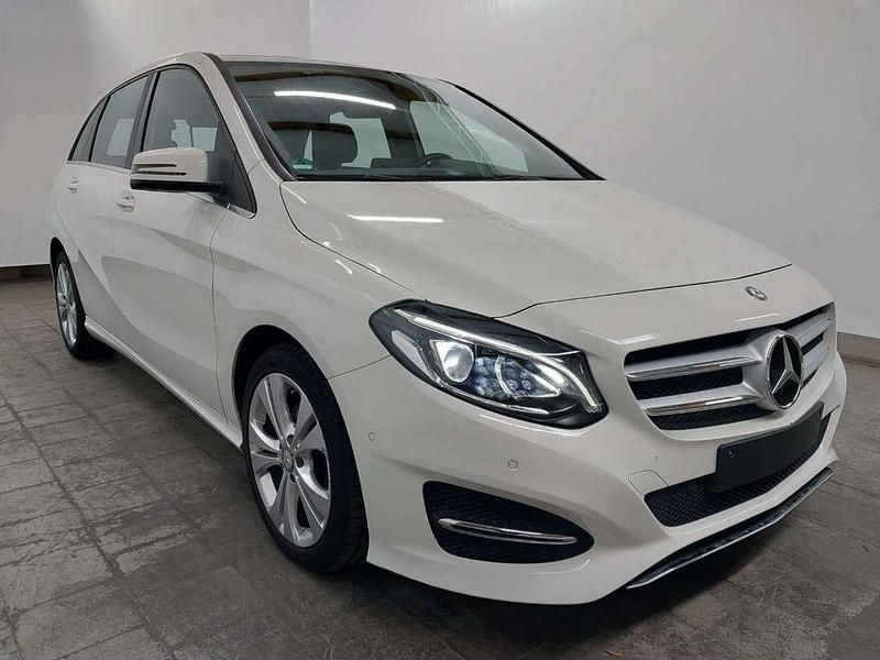 Weiß Gebraucht 2015 Mercedes B180 Urban Van / Kleinbus | 14.570 € (Fairer Preis) - Bild 1/4