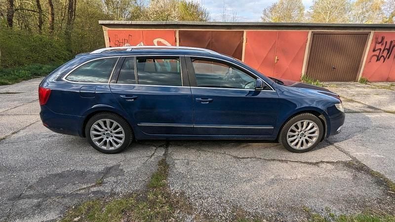 Używany Skoda Superb 160 KM (117 kW) 2012 Niebieski Kombi