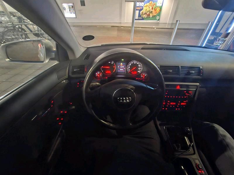 Grau Gebraucht 2004 Audi A4 Kombi | 1.999 € (Etwas zu teuer) - Bild 1/4
