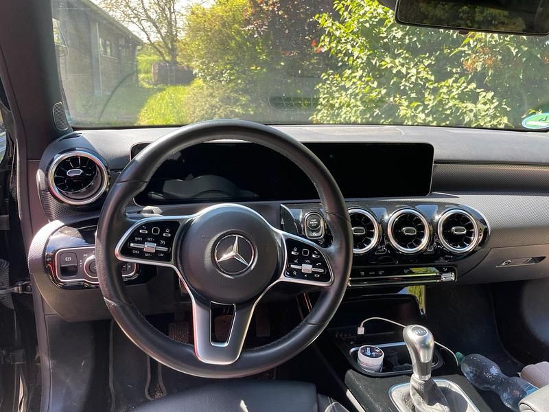 Second-hand Mercedes A200 163 CP (119 kW) 2018 Negru Hatchback