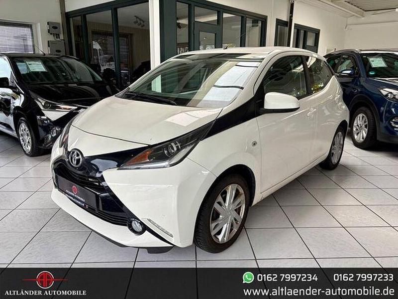 Weiß Gebraucht 2016 Toyota Aygo X-play Kleinwagen | 9.199 € (Guter Preis) - Bild 1/4