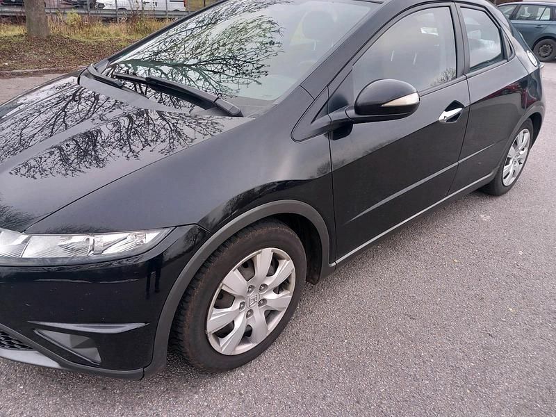 Schwarz Gebraucht 2009 Honda Civic Limousine | 2.950 € (Fairer Preis) - Bild 1/4