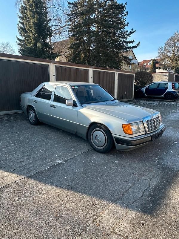 Silber Gebraucht 1990 Mercedes 200 Limousine | 3.500 € - Bild 1/4