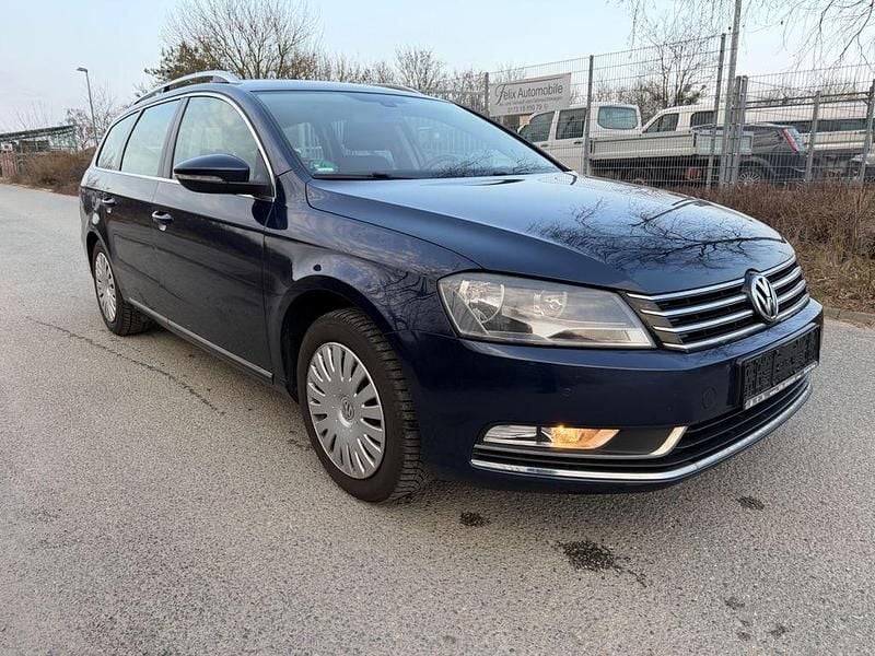 Gebraucht VW Passat Comfortline 122 PS (89 kW) 2012 Blau Limousine