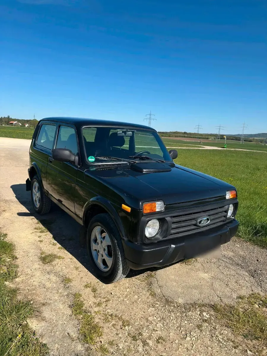 Second-hand Lada Urban 83 CP (61 kW) 2017 Negru SUV