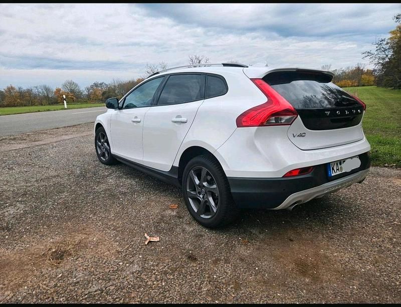 Gebraucht Volvo V40 150 PS (110 kW) 2015 Weiß Limousine