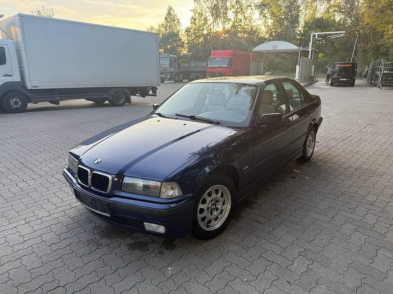 Blau Gebraucht 1997 BMW 318 Limousine | 3.790 € - Bild 1/4