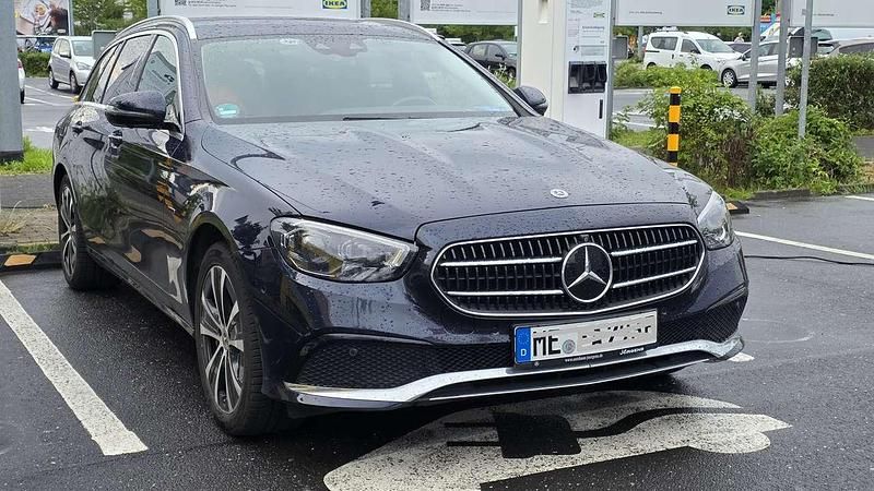 Blau Gebraucht 2021 Mercedes E300 Avantgarde Kombi | 30.500 € (Guter Preis) - Bild 1/4
