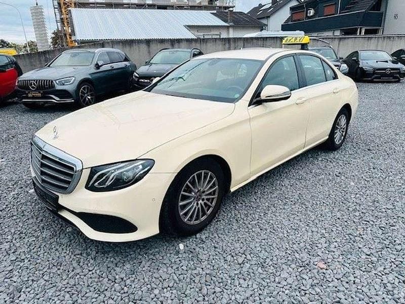 Hellelfenbein unilack Gebraucht 2019 Mercedes E200 Limousine | 14.750 € (Guter Preis) - Bild 1/4
