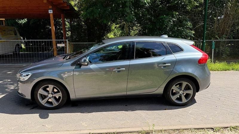 Grau Gebraucht 2018 Volvo V40 Momentum Kombi | 12.200 € (Guter Preis) - Bild 1/4