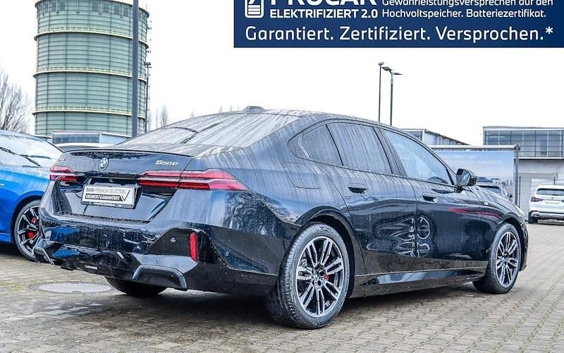 Gebraucht BMW 550e M Sport 489 PS (359 kW) 2025 Schwarz Limousine