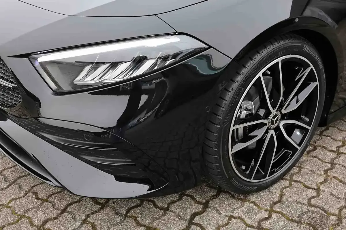 Gebraucht Mercedes A200 AMG 163 PS (119 kW) 2026 Metalliclack kosmosschwarz Limousine