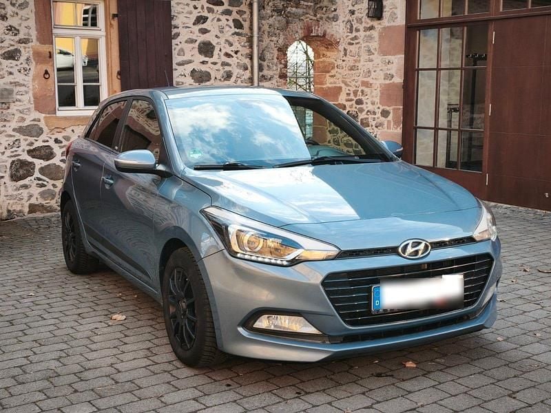 Gebraucht Hyundai i20 Passion 101 PS (74 kW) 2016 Blau Kleinwagen