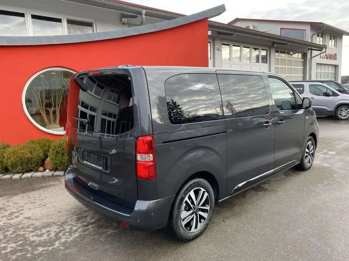 Neu Peugeot Traveller Allure 177 PS (130 kW) 2026 Titanium grau Van / Kleinbus