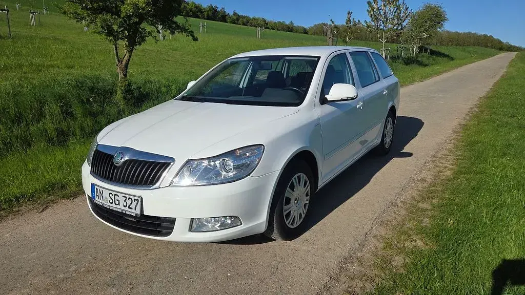 Gebraucht Skoda Octavia Ambition 105 PS (77 kW) 2012 Weiß Kombi