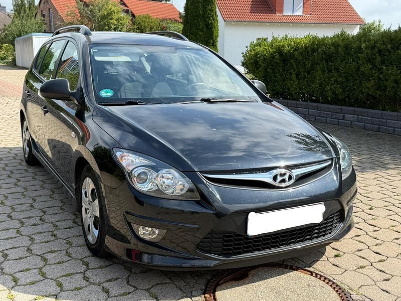 Schwarz Gebraucht 2010 Hyundai i30 Kombi | 1.799 € (Etwas zu teuer) - Bild 1/4