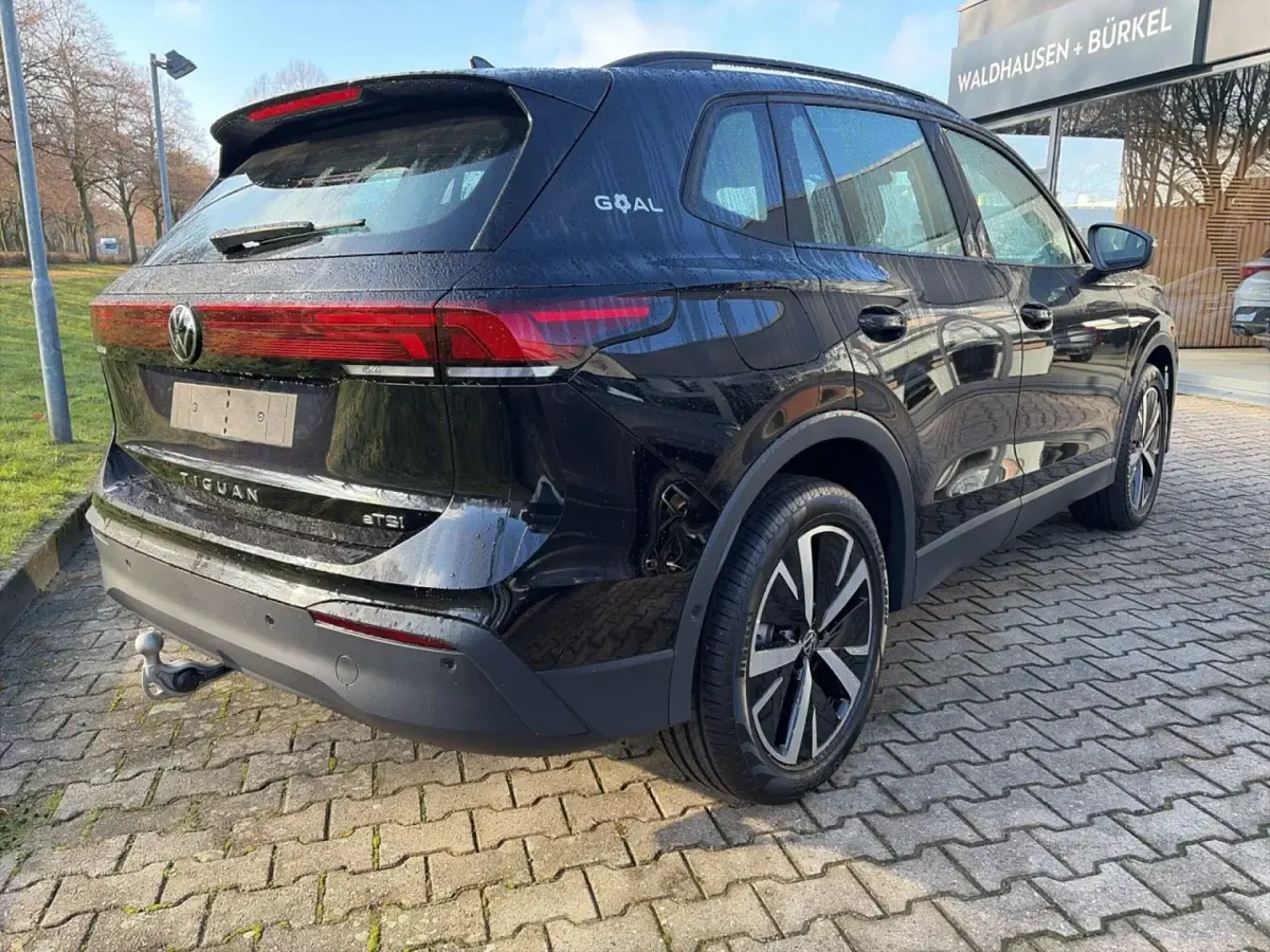 Gebraucht VW Tiguan Goal 150 PS (110 kW) 2024 Schwarz SUV