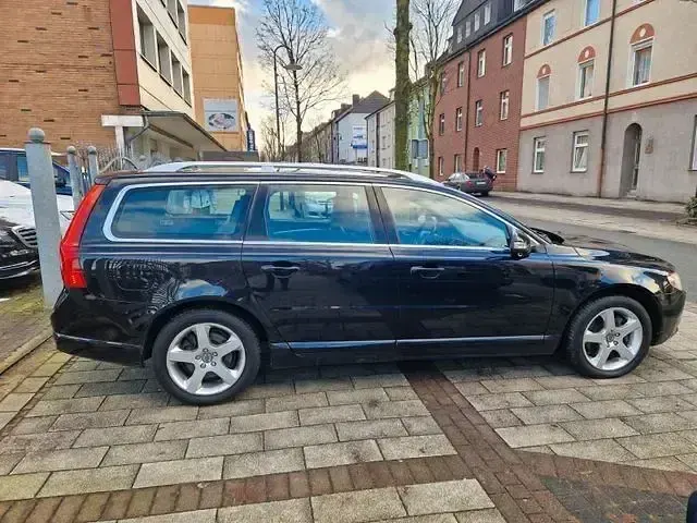 Gebraucht Volvo V70 Summum 205 PS (150 kW) 2010 Black sapphire / metallic Kombi