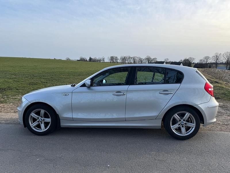 Silber Gebraucht 2007 BMW 118 Kleinwagen | 5.500 € (Fairer Preis) - Bild 1/4