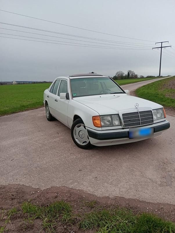 Gebraucht Mercedes E260 160 PS (117 kW) 1990 Weiß Limousine