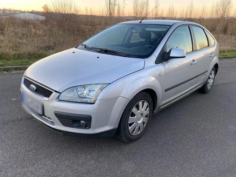 Silber Gebraucht 2005 Ford Focus Limousine | 1.100 € (Superpreis) - Bild 1/4