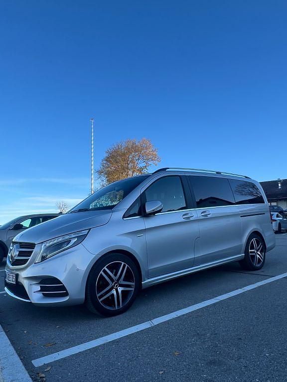 Silber Gebraucht 2017 Mercedes V250 Avantgarde Van / Kleinbus | 41.890 € (Etwas zu teuer) - Bild 1/4