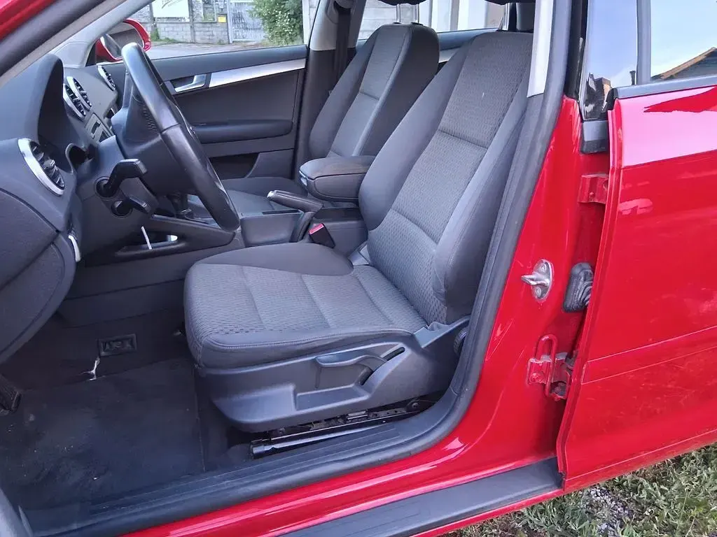Gebraucht Audi A3 Sport 105 PS (77 kW) 2011 Rot Kleinwagen