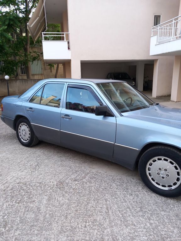 Second-hand Mercedes E200 110 CP (80 kW) 1989 Albastru Berlinǎ