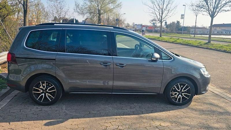 Gebraucht VW Sharan Comfortline 150 PS (110 kW) 2017 Grau Van / Kleinbus