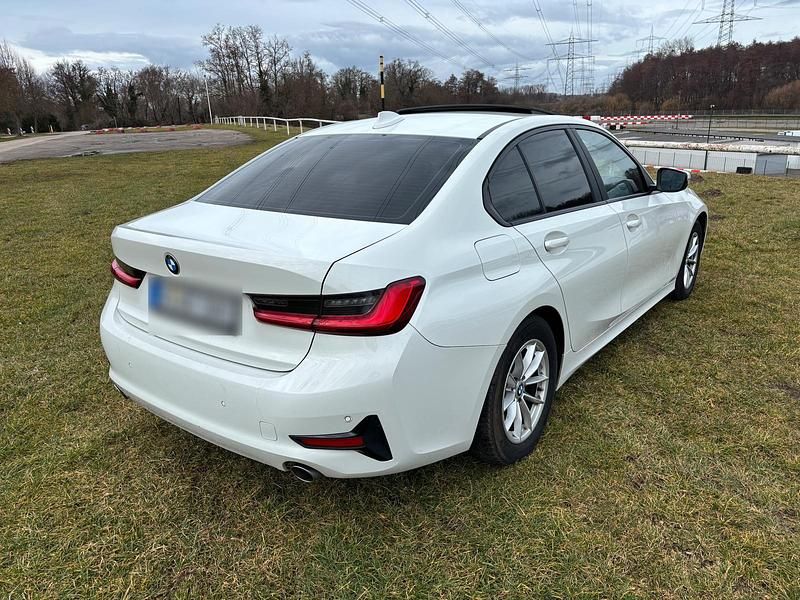 Gebraucht BMW 318 150 PS (110 kW) 2019 Weiß Limousine