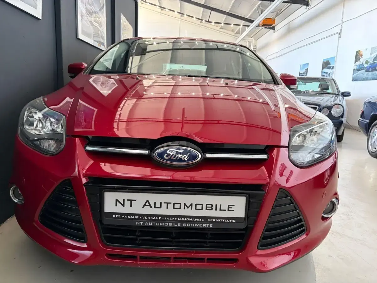 Gebraucht Ford Focus Titanium 140 PS (102 kW) 2014 Rot Limousine