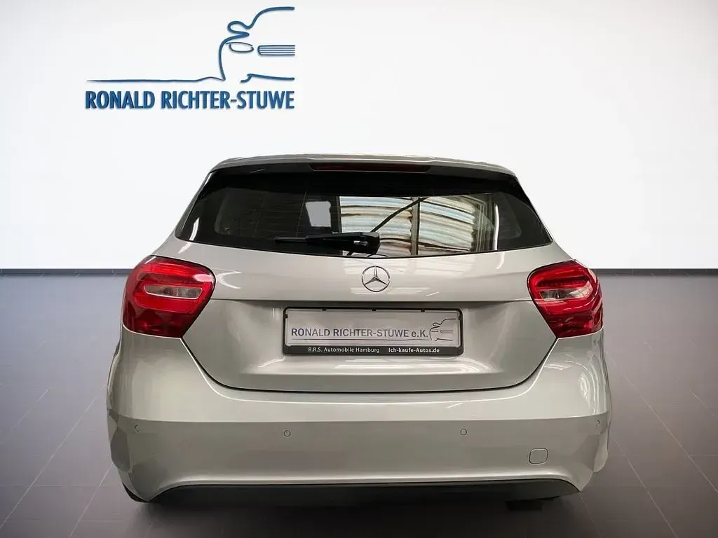 Gebraucht Mercedes A180 122 PS (89 kW) 2015 Silber Kleinwagen