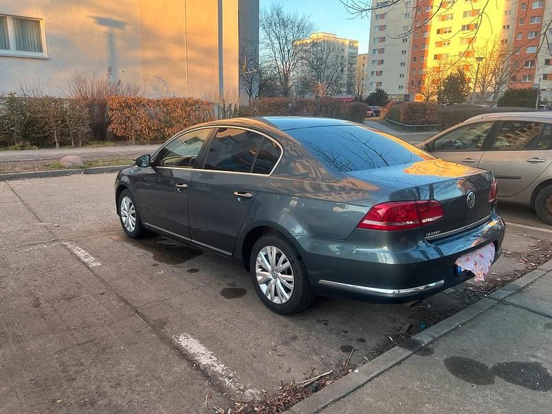 Gebraucht VW Passat 105 PS (77 kW) 2012 Grau Limousine
