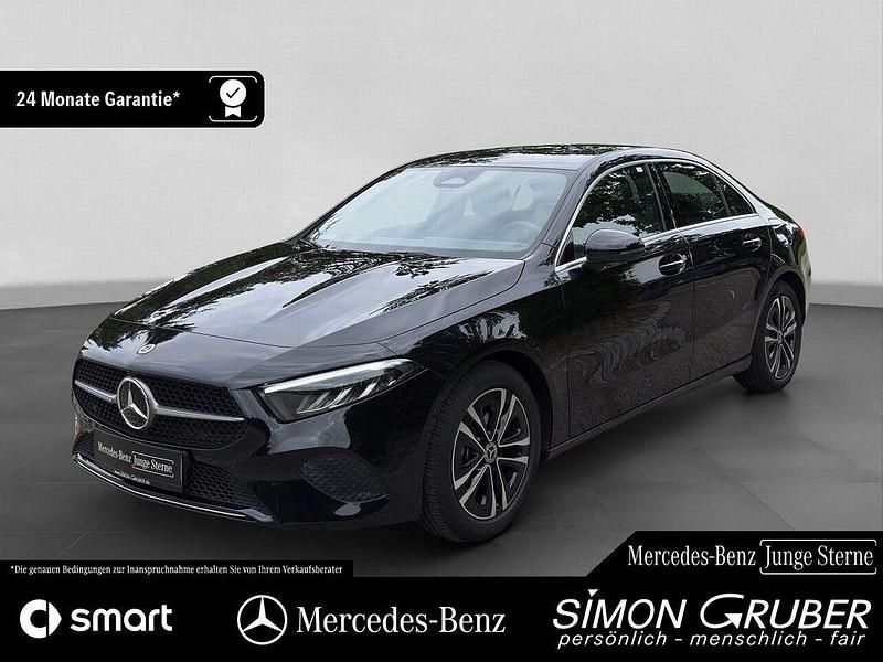 Lack kosmosschwarz (metallic) Gebraucht 2024 Mercedes A180 Progressive Limousine | 29.900 € (Fairer Preis) - Bild 1/4
