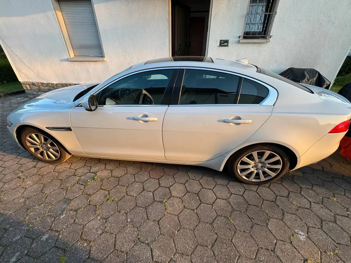 Gebraucht Jaguar XE Prestige 180 PS (132 kW) 2026 Weiß Limousine