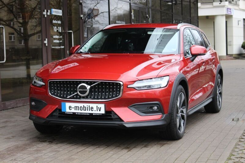 Rot Gebraucht 2022 Volvo V60 CC Kombi | 39.990 € (Fairer Preis) - Bild 1/4