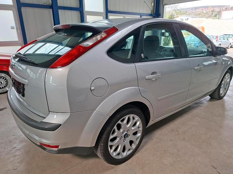 Gebraucht Ford Focus Ghia 102 PS (75 kW) 2005 Silber Kleinwagen