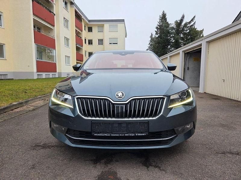 Grau Gebraucht 2015 Skoda Superb Ambition Limousine | 16.000 € (Etwas zu teuer) - Bild 1/4