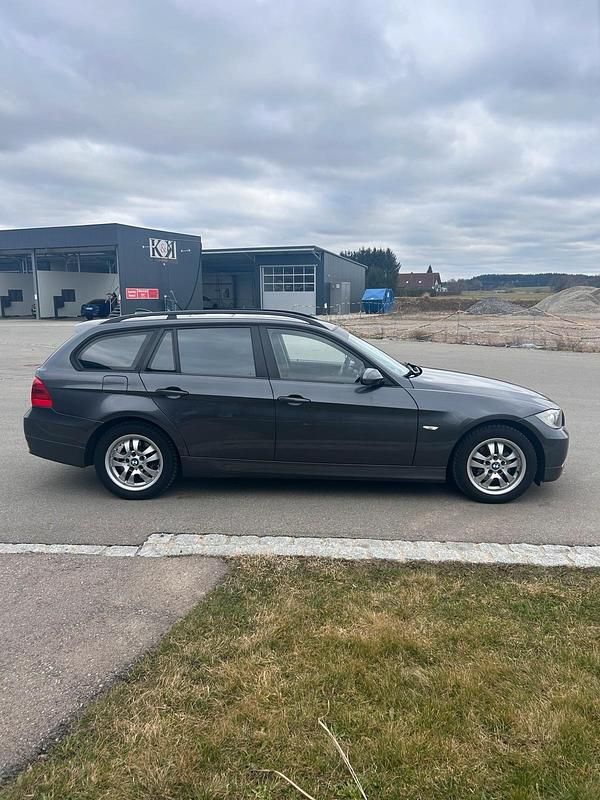 Gebraucht BMW 320 163 PS (119 kW) 2007 Grau Kombi
