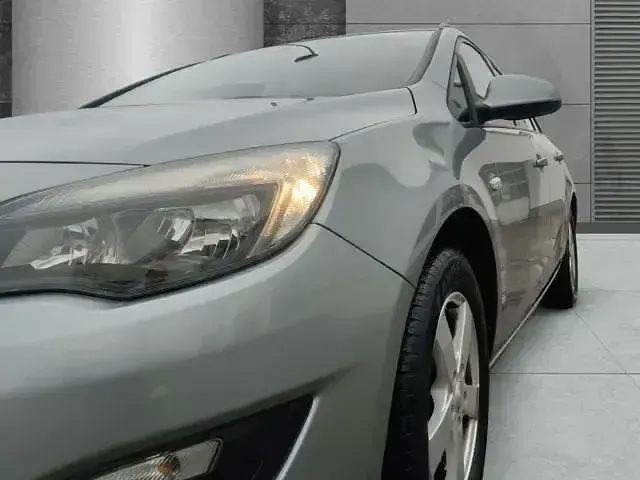 Usata Opel Astra Edition 110 CV (80 kW) 2014 Argento Station wagon