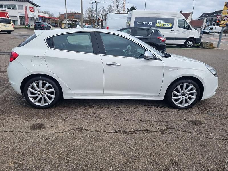 Gebraucht Alfa Romeo Giulietta Super 120 PS (88 kW) 2012 Weiß Kleinwagen