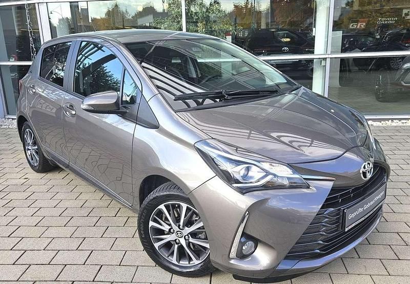 Platinumbronze Gebraucht 2019 Toyota Yaris Club Kleinwagen | 12.980 € (Fairer Preis) - Bild 1/4